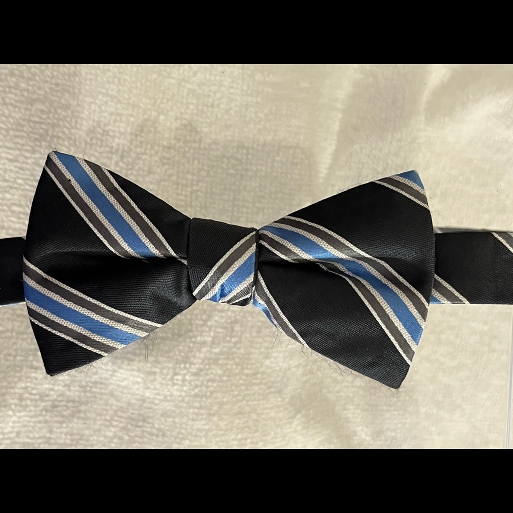New condition mens Saddlebred bow tie. Pre-tied & adjustable length.